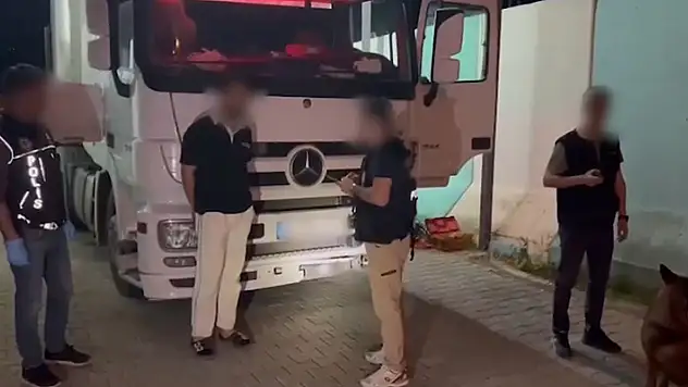 Uyuşturucu ve gümrük kaçağı sigara ele geçirilen tırın şoförü tutuklandı
