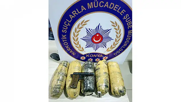 Uyuşturucudan tutuklanan muhtar azasının eşi 4 kilo esrar ile yakalandı