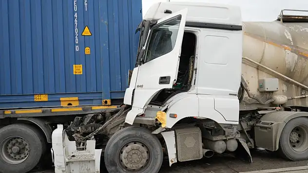 Uyuya kalan beton mikseri şoförü, gişelerde tıra arkadan çarptı: 2 yaralı
