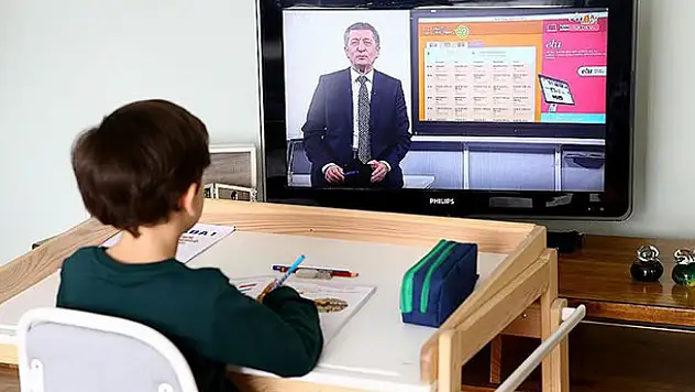 Uzaktan eğitimde ilk ders Bakan Selçuk'tan