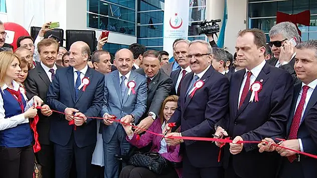 Uzay üssünü andıran hastaneyi Müezzinoğlu açtı