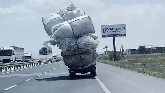Üzerindeki yükle sola yatan kamyonet devrilme tehlikesiyle seyrettiği trafikte yürekleri ağza getirdi