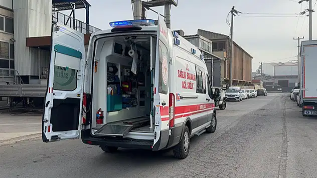 Üzerine kamyon kasası düşen işçi ağır yaralandı
