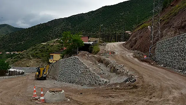 Üzerine kaya parçası düşen öğrencinin feci ölümü kamerada