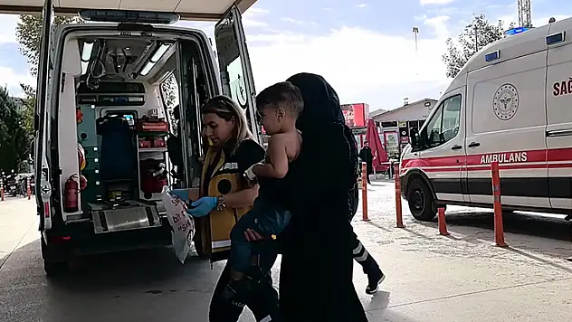 Üzerine kaynar su dolu çaydanlık devrilen 2 yaşındaki çocuk yaralandı