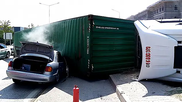 Üzerine tır devrilen otomobildeki aile ölümden döndü

