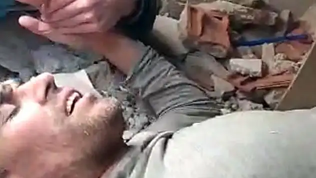 Uzman çavuş, depremin 103'üncü saatinde sağ çıkarıldı

