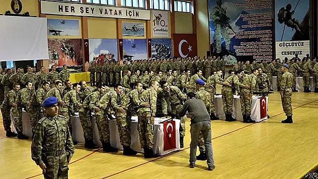 Uzman erbaşlar 'mavi bere' taktı