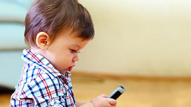 Uzmanlardan ebeveynlere 'cep telefonu ve tablet' uyarısı! Teknolojiyi çocuk bakıcısı gibi kullanmayın