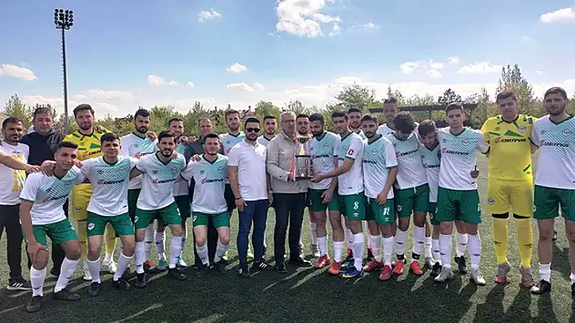Üzümlü ve Ülküm kupalarını aldı 