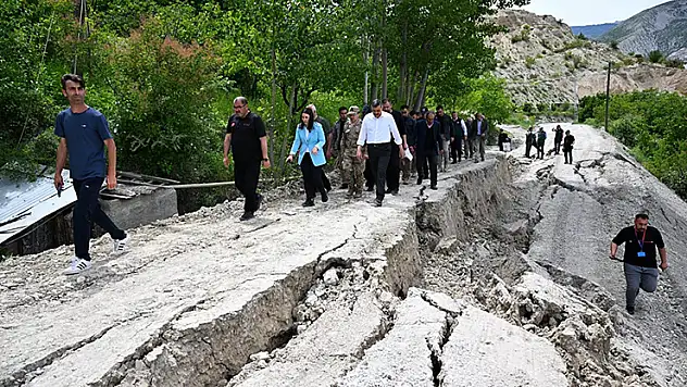 Uzundere'de heyelan yollar çöktü, hasar alan 38 ev tahliye edildi