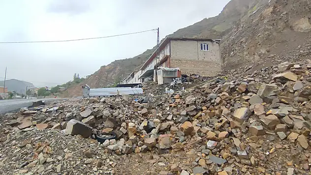 Uzundere'de yağışlı hava heyelana neden oldu

