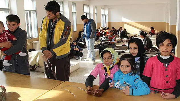Vadide mahsur kalan kaçakları Mehmetçik kurtardı