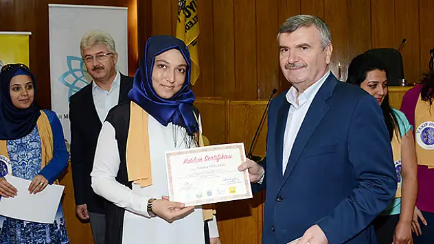 Vakıf İnsan Projesi'nde Eğitimcilere Sertifikaları Verildi