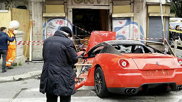 Vale 320 bin Euroluk Ferrari'yi parçaladı