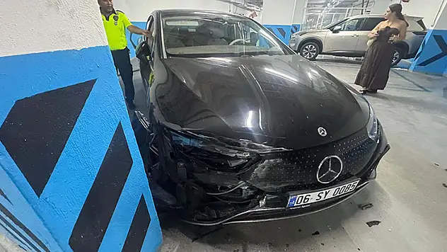 Vale, müşterinin 7 milyon liralık otomobiliyle kaza yaptı