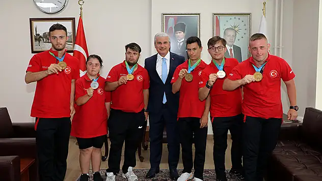 Vali Akın, şampiyon özel sporcuları makamında ağırladı