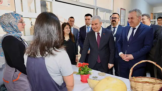 Vali Akın, TÜBİTAK projelerini öğrencilerden dinledi