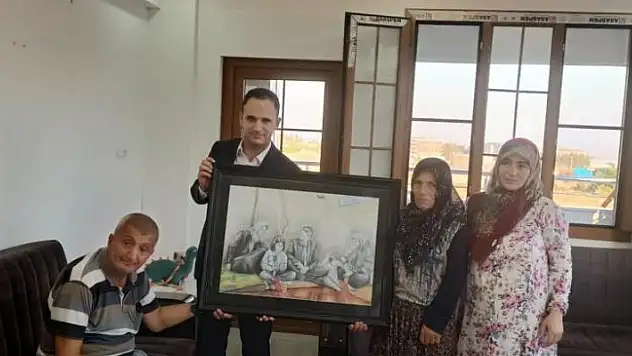 Vali Akkoyun, liseli gencin çizdiği depremzede aile resmini sahibine gönderdi
