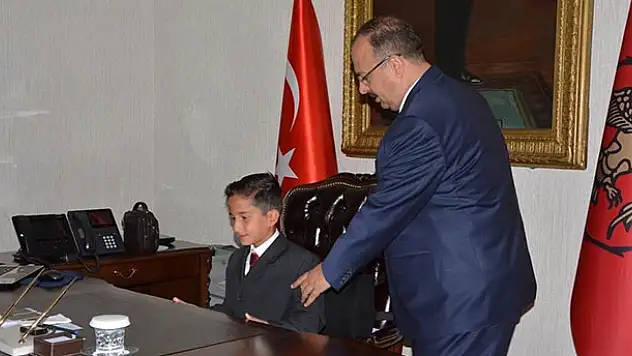 Vali Canbolat, koltuğunu ilkokul öğrencisine devretti