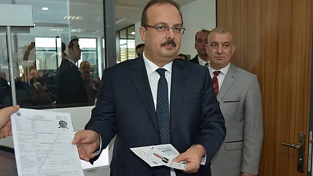 Vali Canbolat yeni kimlik başvurusunda bulundu