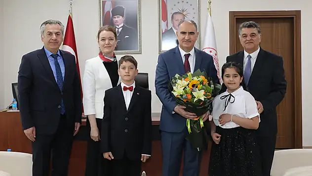 Vali Özkan, 23 Nisan'da makamını çocuklara devretti

