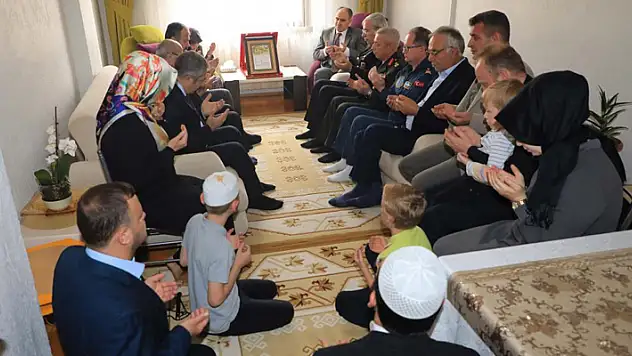 Vali Özkan, şehit İsmet Işık'ın ailesini ziyaret etti

