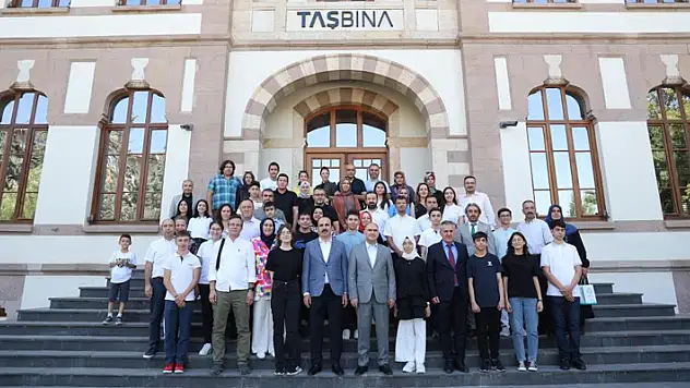 Vali Özkan ve Başkan Altay LGS'de Türkiye birincisi olan Konyalı öğrencilerle buluştu
