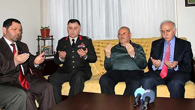 Vali Şahin, şehit Uzman Çavuş Şengül'ün ailesine taziye ziyaretinde bulundu