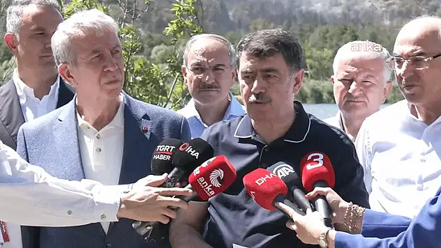 Vali Şahin'den yangına ilişkin açıklama: 'Konya yoluna bakan sırtlara doğru ilerledi.'