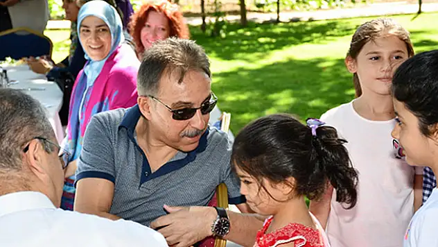 Vali Toprak'tan 'Sevgi Dolu Kahvaltı'