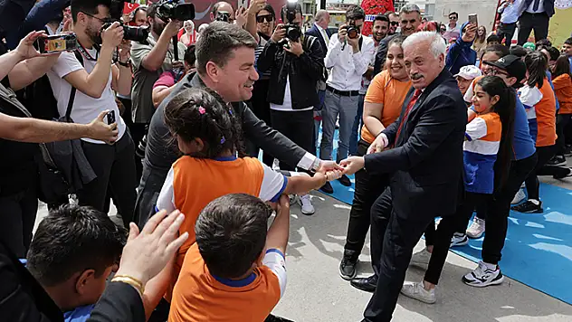 Vali ve belediye başkanı çocuklarla halat çekti, kazanan vali oldu
