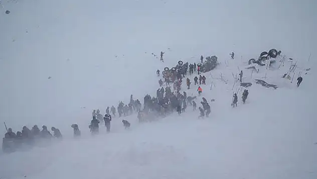 Van'da çığın düştüğü bölgede arama çalışmaları yeniden başladı