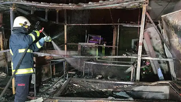 Van'da çıkan yangında 15 kişi dumandan etkilendi
