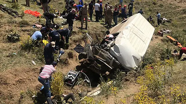 Van'da düzensiz göçmenleri taşıyan minibüs devrildi