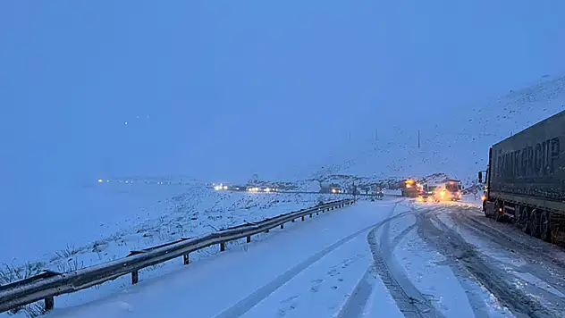 Van'da Güzeldere Geçidi, kar nedeniyle trafiğe kapatıldı
