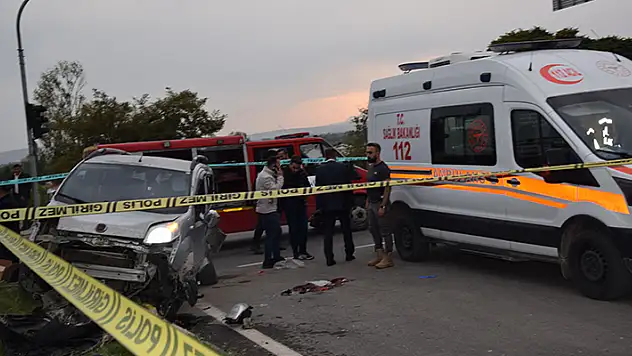Van'da hafif ticari araç ile çöp kamyoneti çarpıştı: 1 ölü, 4 yaralı
