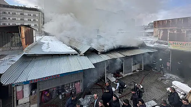 Van'da, halk pazarında çıkan yangın, 2,5 saatte söndürüldü
