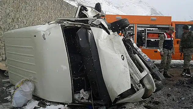 Van'da iki ayrı trafik kazası: 13 yaralı