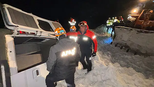 Van'da kara yolunda çığın sürüklediği minibüsteki 1 kişi öldü
