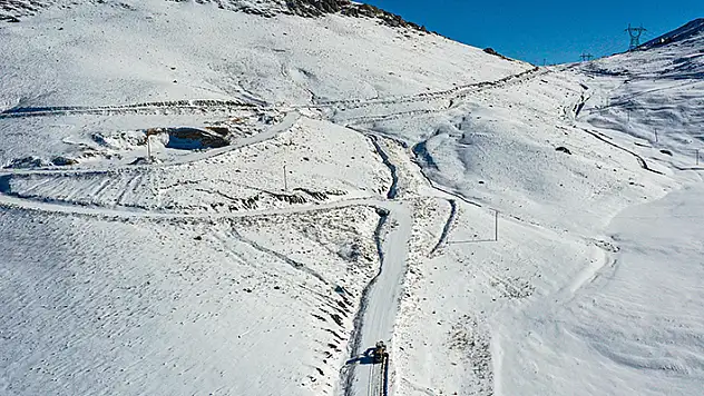 Van'da kardan kapanan 134 yerleşim yerinin yolu açıldı

