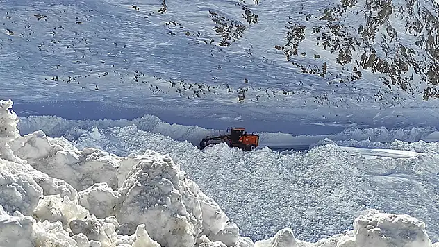 Van'da kardan kapanan 429 yerleşim yeri yolunun 228'i ulaşıma açıldı

