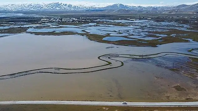 Van'da karların erimesiyle Çaldıran Ovası'nda araziler su altında kaldı

