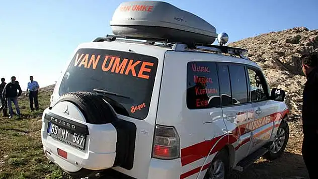 Van'da kayalıklarda mahsur kalan 2 çocuk kurtarıldı
