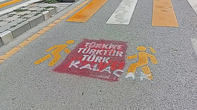Van'da Kürtçe trafik uyarılarının üzerine 'Türkiye Türk'tür, Türk kalacak' yazıları yazıldı
