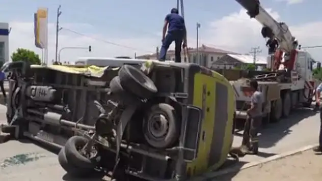 Van'da minibüsle otomobil çarpıştı: 18 yaralı