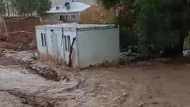 Van'da sağanak sonrası sel meydana geldi
