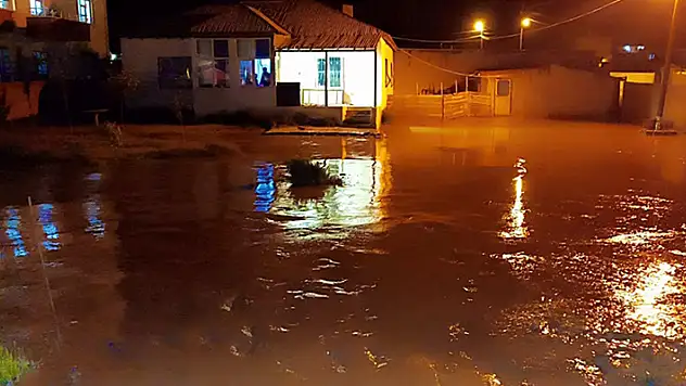 Van'da şiddetli sağanak taşkına neden oldu
