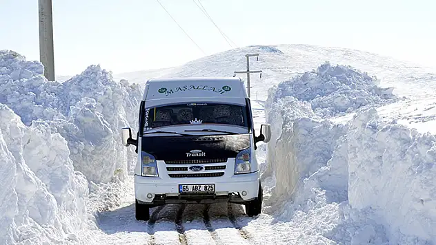 Van'da tipide kapanan mezra yolu 10 saatte açıldı

