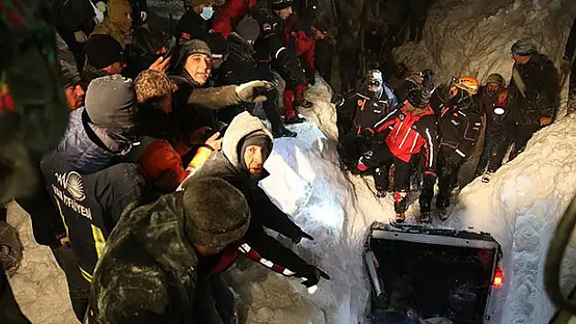Van'da üzerine çığ düşen minibüsten 7 kişi kurtarıldı